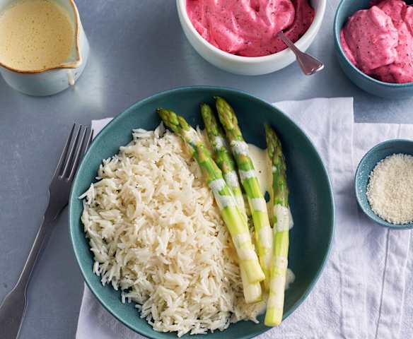 Menú: Espárragos verdes con arroz y sabayón de limón. Espuma de frutos rojos