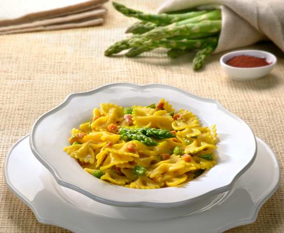 Farfalle con espárragos, panceta y azafrán
