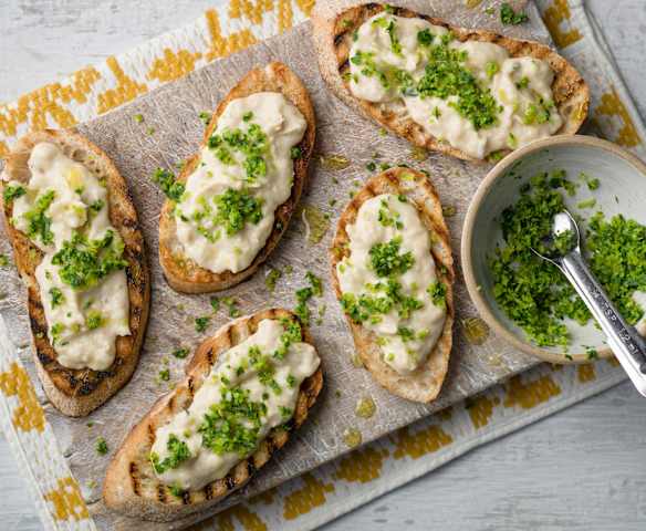 Bruschetta with White Bean Purée and Gremolata - Bruschetta con crema di fagioli bianchi e gremolata