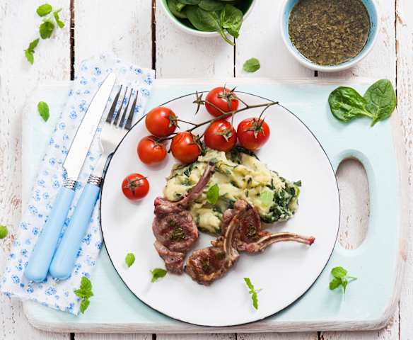 Kotlety jagnięce, purée ziemniaczane ze szpinakiem i sos miętowy