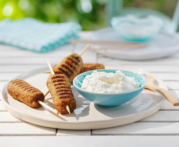 Cevapcici-Spieße aus Lammfleisch mit Fetadip