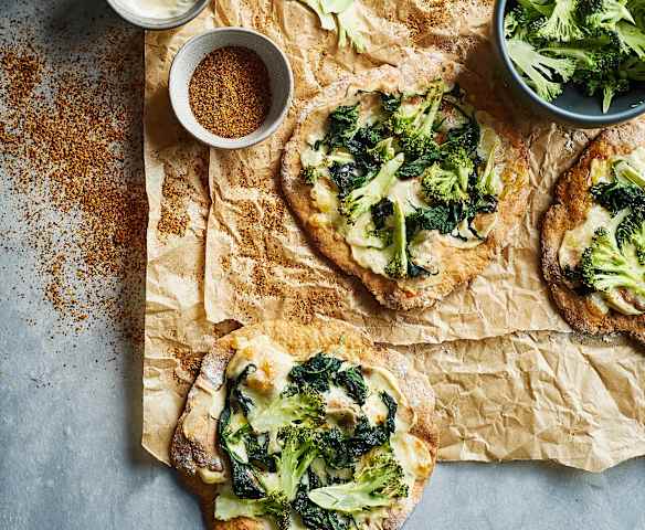 Piza de alho assado com brócolos e mozarela