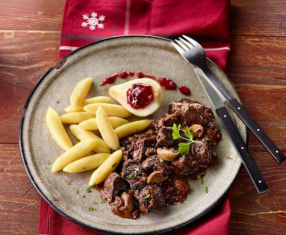 Hirschragout mit Preiselbeer-Birnen und Schupfnudeln