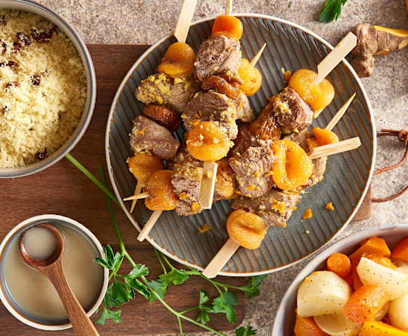 Mini-brochettes d'agneau aux fruits secs et semoule vapeur