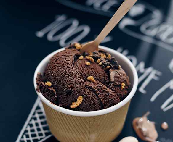 Kaffeeeis mit Mokkabohnen und Amarettini