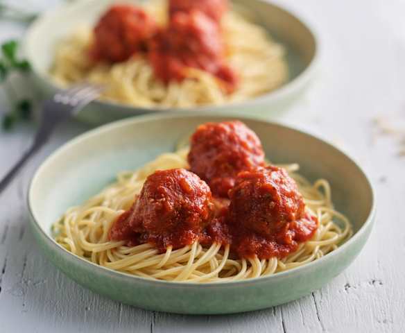 Espaguetis y albóndigas con salsa de tomate