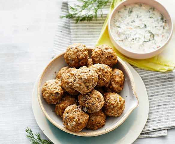Hackbällchen mit Dill-Dip