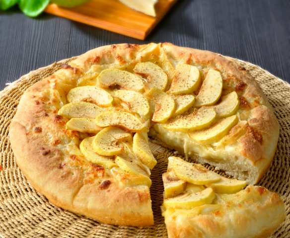 Pizza mit  Äpfeln und Brie