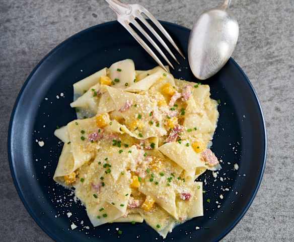 Pappardelle com bacon e alho-francês