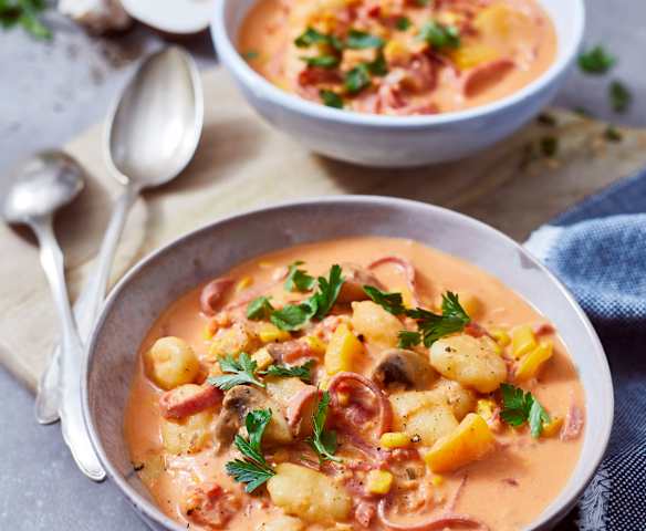 Cremig-bunter Gnocchitopf mit Salamistreifen