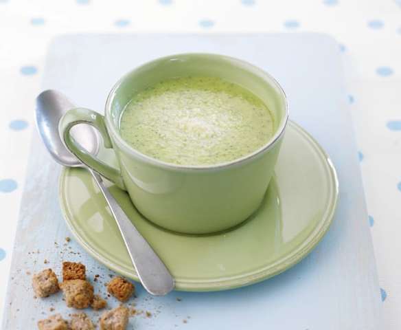 Sopa fria de curgete e parmesão Sopa fria de curgete e parmesão
