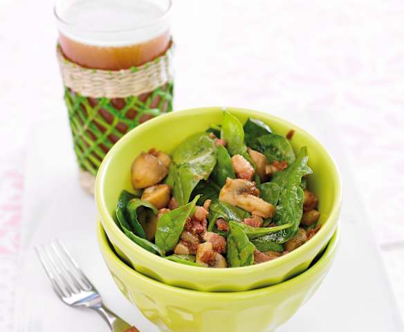 Salada de cogumelos, bacon e espinafres