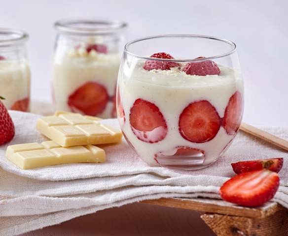 Crema al cioccolato bianco con fragole Crema al cioccolato bianco con fragole