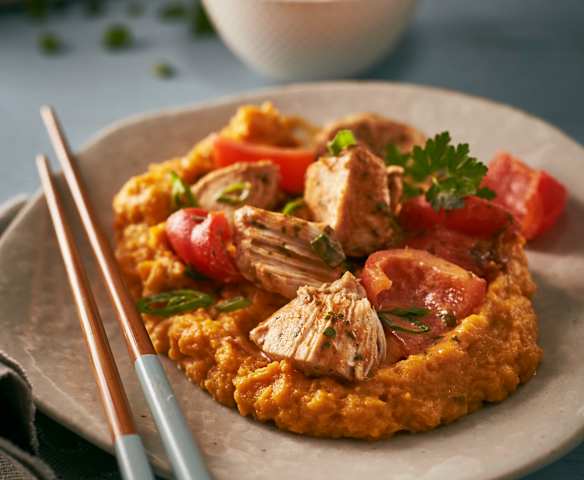 Erdnuss-Paprika-Hähnchen zu Süßkartoffelstampf