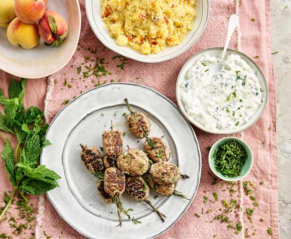 Kofta de borrego com cuscuz de pêssego e molho tzatziki