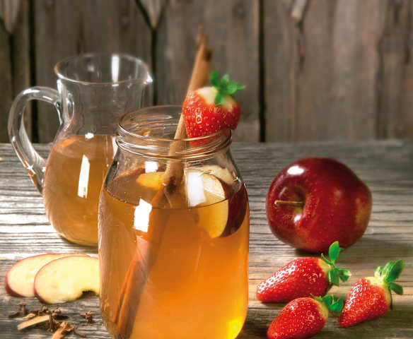 Korzenny napar z zielonej herbaty z owocami