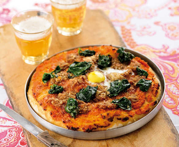 Piza de alheira, espinafres e ovos de codorniz