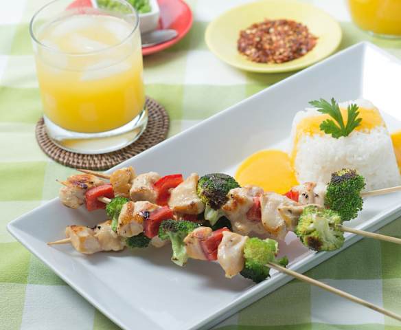 Brochetas de pollo con arroz y salsa de mango