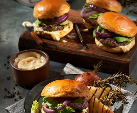 Burgery z łódeczkami ziemniaczanymi i czosnkowym majonezem Burgery z łódeczkami ziemniaczanymi i czosnkowym majonezem