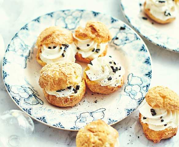 Gougères au comté, craquelin et crème truffée