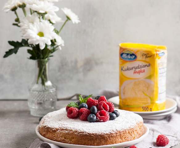 Kukurydziany biszkopt z owocami