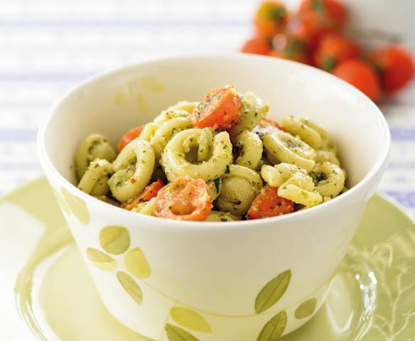 Massa com tomate-cereja e pesto de coentros e avelã