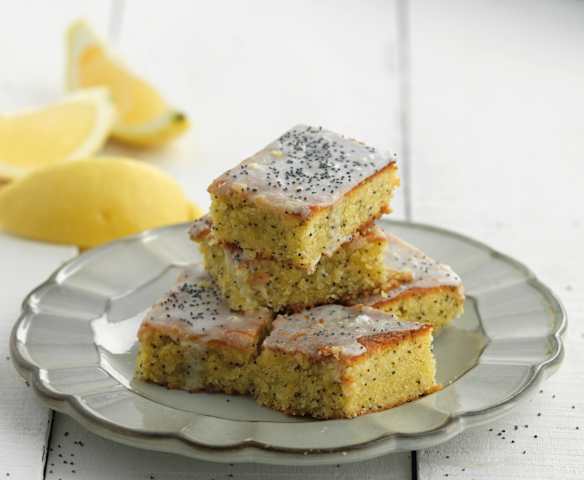 Bolo de milho com limão e sementes de papoila