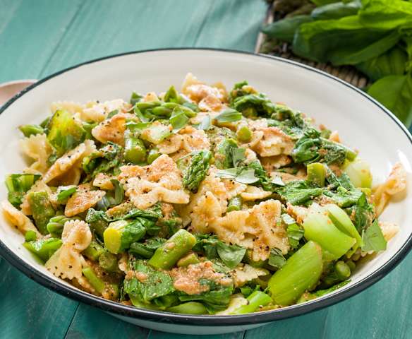 Ensalada de pasta con verduras de primavera
