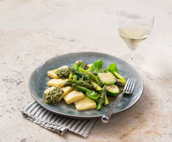Semolina gnocchi with asparagus
