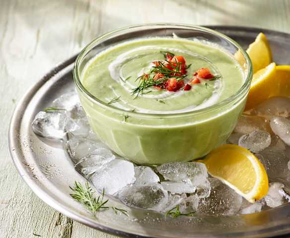 Gurkenkaltschale mit Avocado