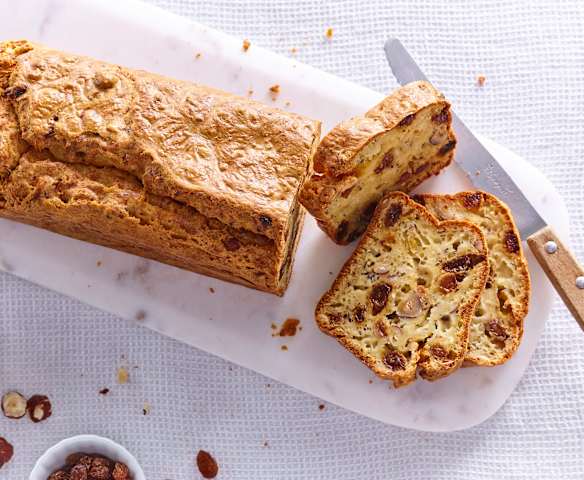 Cake aux chèvre, raisins et noisettes