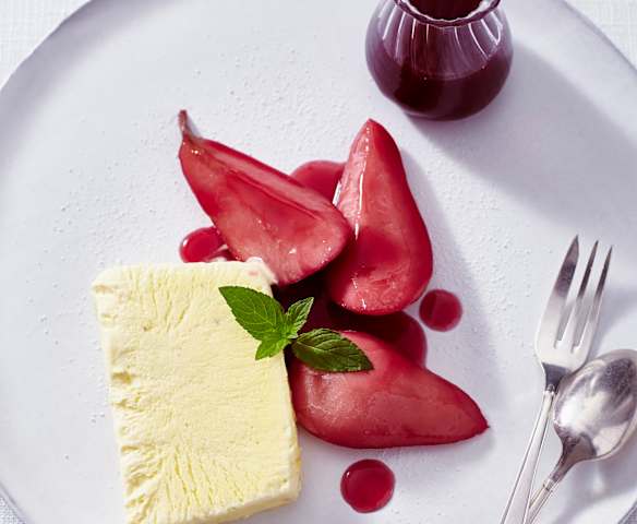 Barolo-Birne mit Honig-Parfait