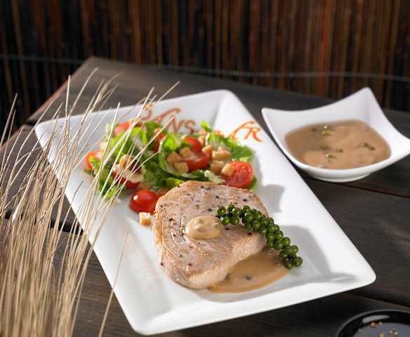 Thunfischsteak mit Pfeffersauce zu Caesar Salad Thunfischsteak mit Pfeffersauce zu Caesar Salad