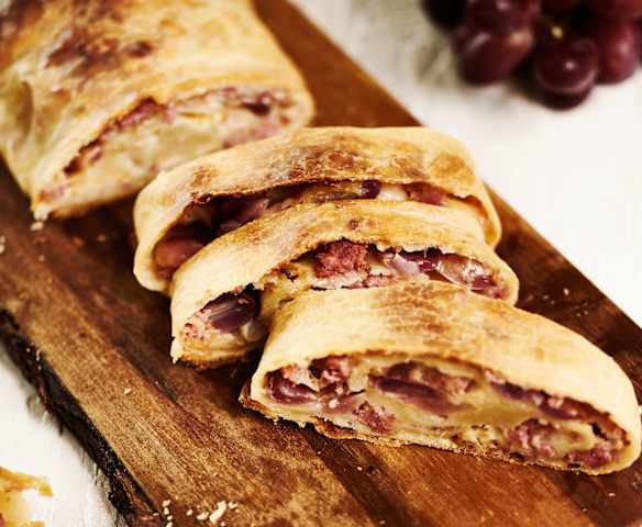 Strudel de salchichas y uvas