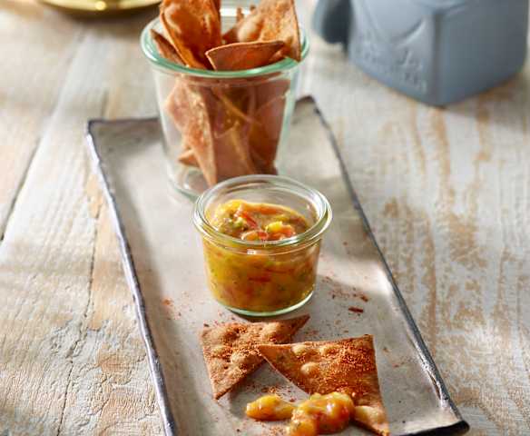Tortilla-Chips mit Tomaten-Mango-Salsa