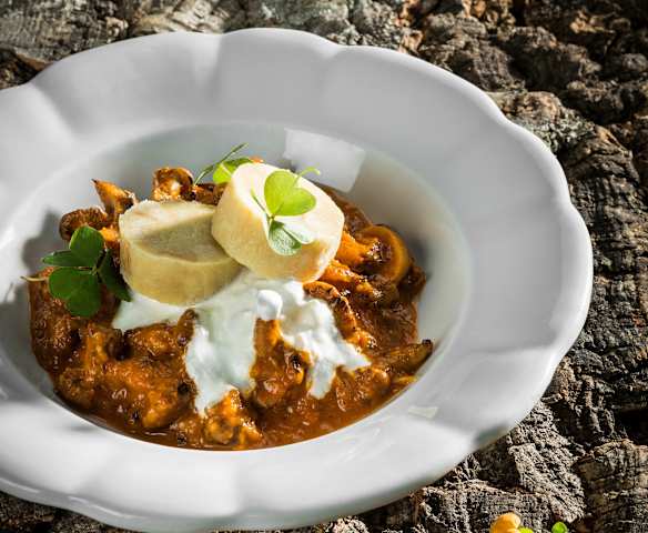 Schwammerlgulasch mit Serviettenknödel