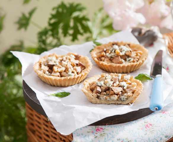 Tartaletki wytrawne z gruszką i serem pleśniowym