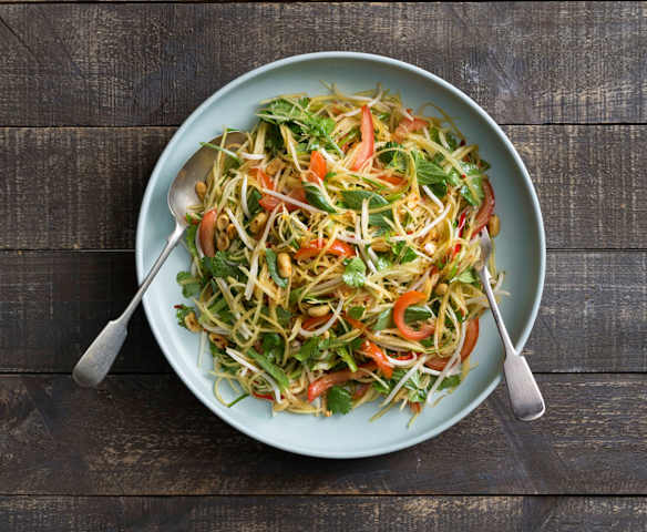 Som tum (Thai green papaya salad) Som tum (Thai green papaya salad)