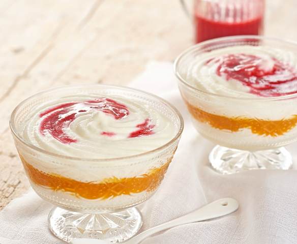 Crémet sur lit d'abricot, coulis de framboises