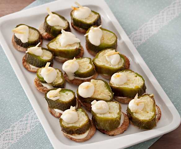 Montaditos de pimientos verdes rellenos de tortilla de patata Montaditos de pimientos verdes rellenos de tortilla de patata