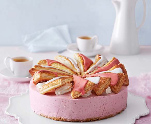 Profiteroles-Erdbeer-Torte