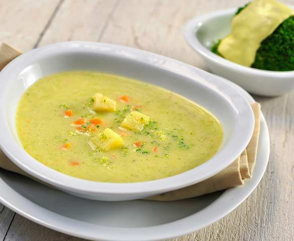 Zeleninová polévka a brokolice se sýrovou omáčkou