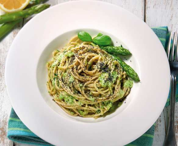 Spaghetti integrali con pesto di asparagi e semi di papavero