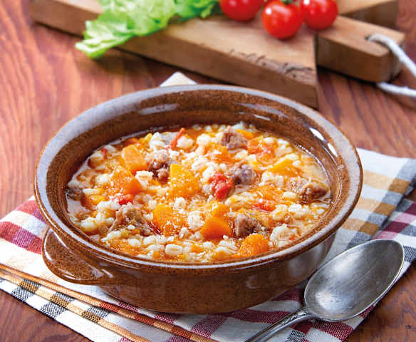 Minestra di orzo con zucca e salsiccia