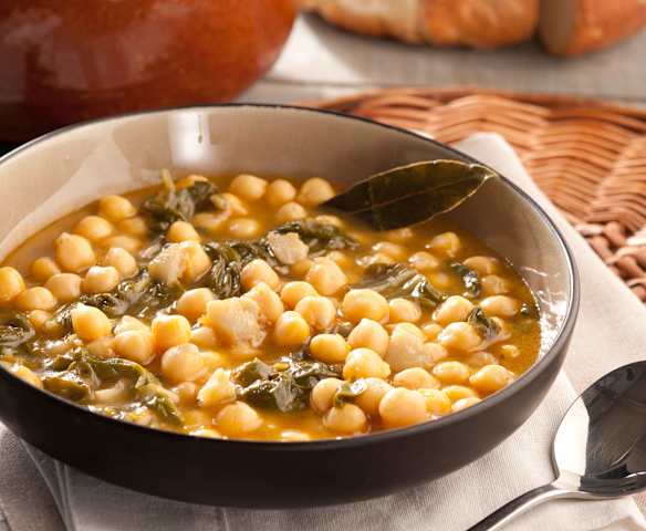 Potaje de garbanzos con bacalao y acelgas