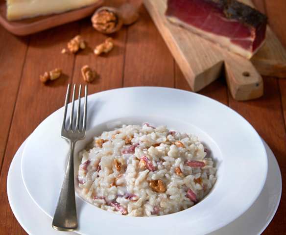 Risotto con queso brie, jamón ahumado y nueces