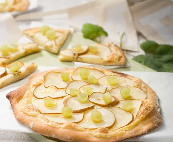 Pizzas blancas de peras con uvas