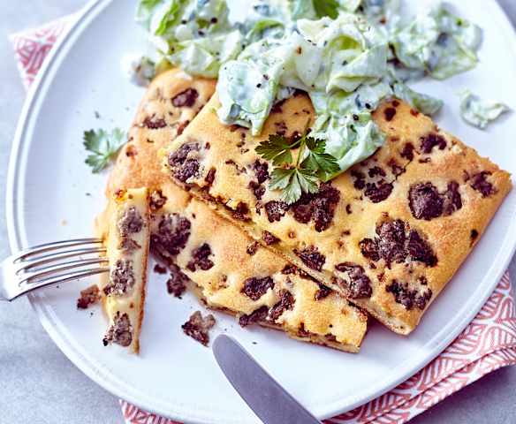 Hackfleischpfannkuchen mit Salat