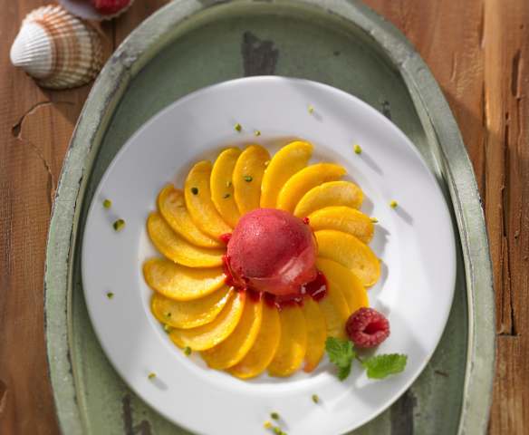 Pfirsich-Carpaccio mit Himbeersorbet