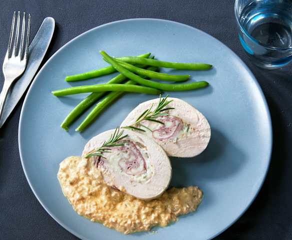 Rollè di tacchino con trittico di salumi e salsa ai funghi